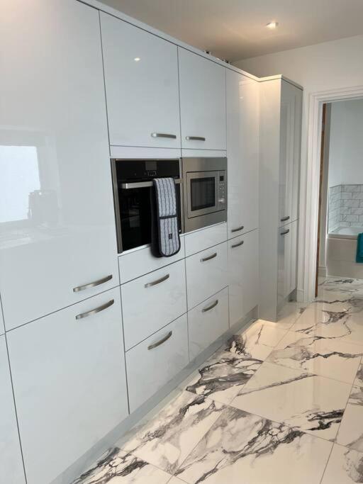 Clare Street - 3 Bedroom House With Private Parking Merthyr Tydfil Eksteriør billede