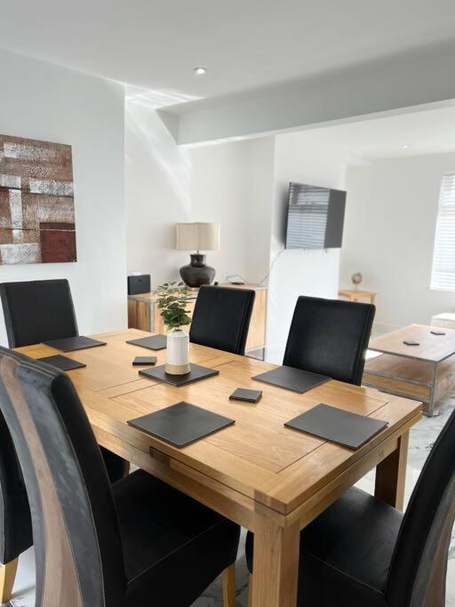 Clare Street - 3 Bedroom House With Private Parking Merthyr Tydfil Eksteriør billede